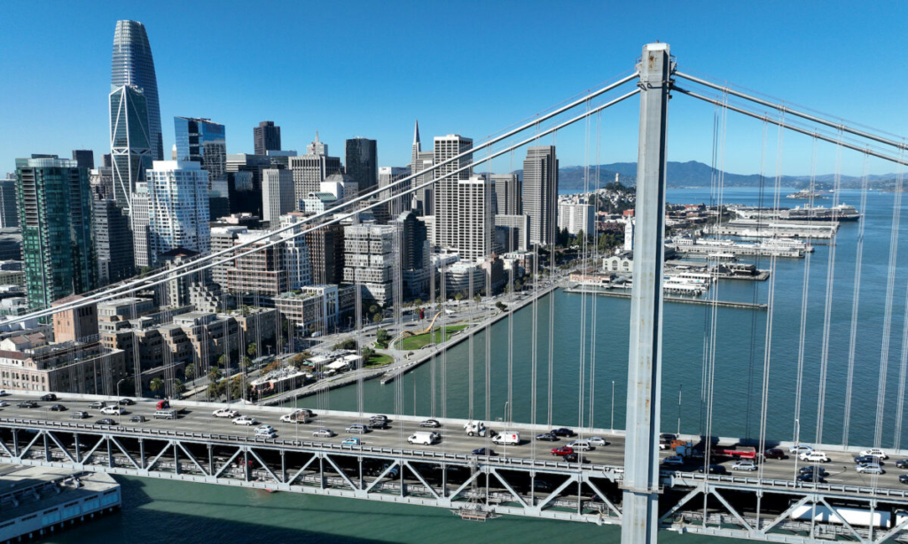 Nhìn từ trên không, xe hơi chạy ngang qua đường chân trời của San Francisco khi băng qua Cầu Vịnh San Francisco-Oakland ở San Francisco, California, ngày 27/10/2022. (Ảnh: Justin Sullivan/Getty Images)