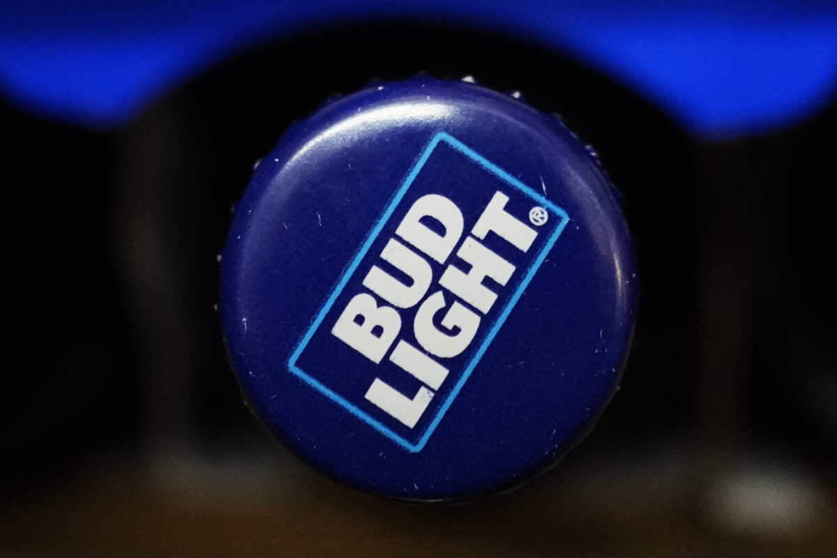 Một chai bia Bud Light tại một cửa hàng thực phẩm ở Glenview, Illinois, hôm 25/04/2023. (Ảnh: Nam Y. Huh/AP Photo)