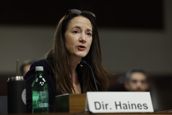 Giám đốc Tình báo Quốc gia Avril Haines trình bày trong một phiên điều trần với Ủy ban Quân vụ Thượng viện ở Hoa Thịnh Đốn hôm 04/05/2023. (Ảnh: Anna Moneymaker/Getty Images)