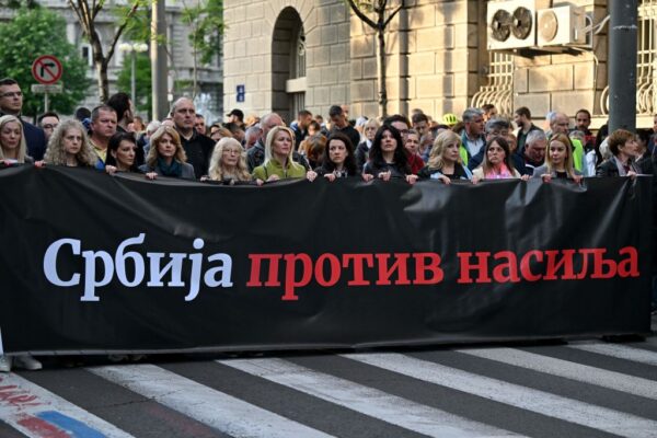 Những người biểu tình diễn hành sau một tấm biểu ngữ “Serbia phản đối bạo lực” ở Belgrade hôm 08/05/2023, khi họ kêu gọi các quan chức hàng đầu từ chức và hạn chế bạo lực trên các kênh truyền thông, chỉ vài ngày sau các vụ xả súng liên hoàn làm rung chuyển quốc gia Balkan này. (Ảnh: Andrej Isakovic/AFP qua Getty Images)
