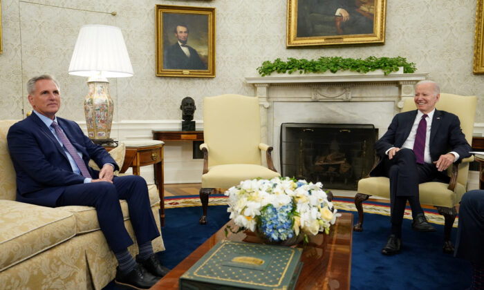 TT Joe Biden chủ trì các cuộc đàm phán về hạn mức nợ với Chủ tịch Hạ viện Kevin McCarthy (Cộng Hòa-California) và các nhà lãnh đạo quốc hội khác tại Oval Office ở Tòa Bạch Ốc, hôm 09/05/2023. (Ảnh: Kevin Lamarque/Reuters)