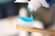 Trong một báo cáo của Cơ quan Đăng ký Chất độc và Bệnh tật cảnh báo rằng đối với trẻ dưới 8 tuổi bị phơi nhiễm fluoride thì có một tỷ lệ lớn là do nuốt phải kem đánh răng. (Ảnh: New Africa/Shutterstock)