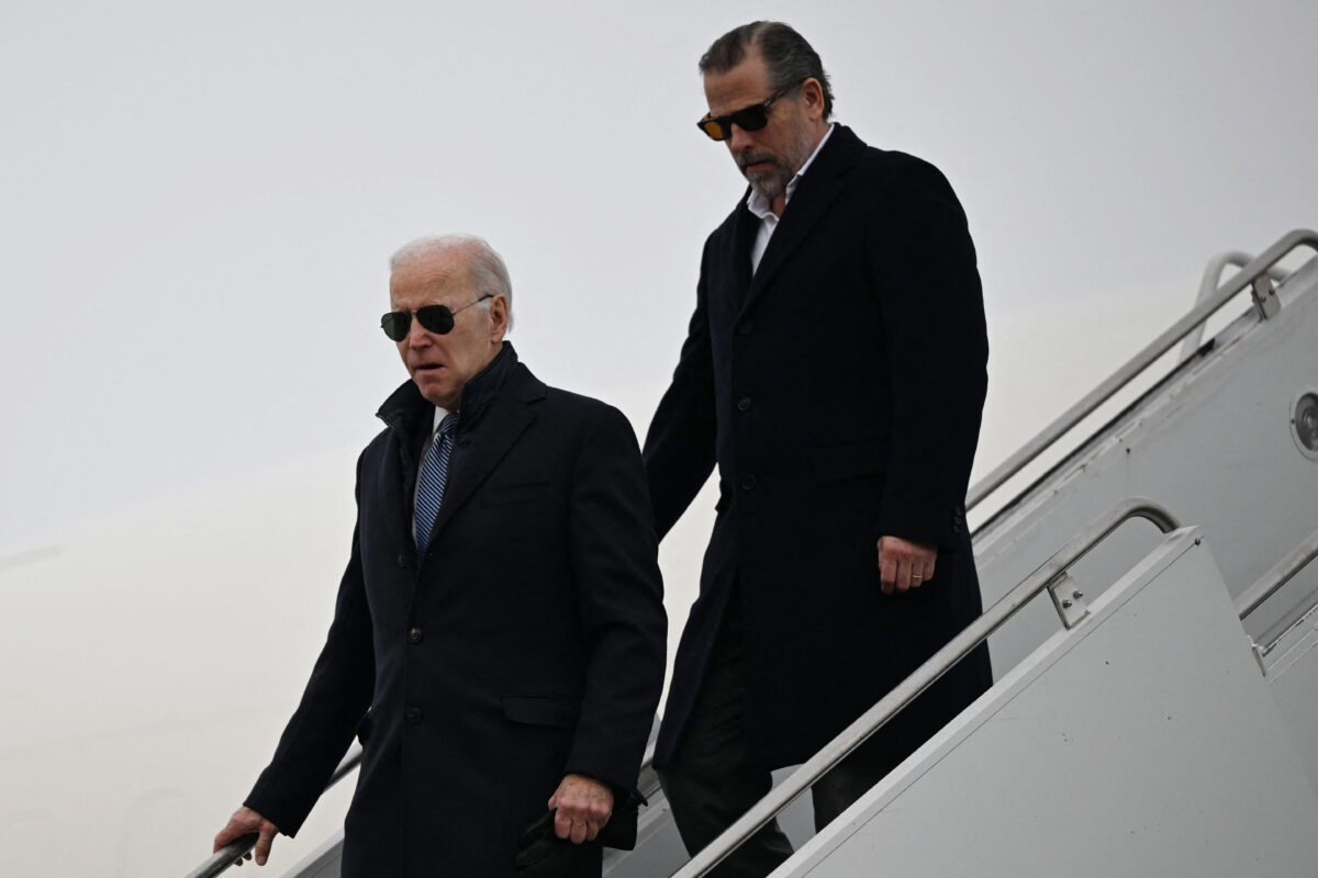 Ông Joe Biden, cùng con trai Hunter Biden, đến Căn cứ Lực lượng Phòng không Quốc gia Hancock Field ở Syracuse, New York, hôm 04/02/2023. (Ảnh: Andrew Caballero-Reynolds/AFP qua Getty Images)