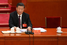 Chủ tịch Trung Quốc Tập Cận Bình ngồi cạnh chiếc ghế trống của cựu chủ tịch Hồ Cẩm Đào trong lễ bế mạc kỳ Đại hội lần thứ 20 của Đảng Cộng sản Trung Quốc tại Đại lễ đường Nhân dân ở Bắc Kinh vào ngày 22/10/2022. (Ảnh: Noel Celis/AFP qua Getty Images)
