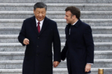Lãnh đạo Đảng Cộng sản Trung Quốc Tập Cận Bình (bên trái) nói chuyện với người đồng cấp Pháp, ông Emmanuel Macron, khi họ đến dự lễ nghênh đón tại Bắc Kinh vào ngày 06/04/2023. (Ảnh: Ludovic Marini/AFP qua Getty Images)