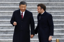 Lãnh đạo Đảng Cộng sản Trung Quốc Tập Cận Bình (bên trái) nói chuyện với người đồng cấp Pháp, ông Emmanuel Macron, khi họ đến dự lễ nghênh đón tại Bắc Kinh vào ngày 06/04/2023. (Ảnh: Ludovic Marini/AFP qua Getty Images)