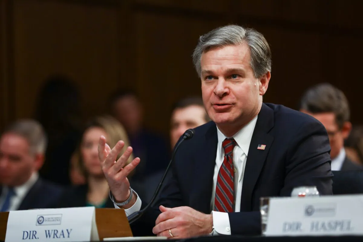 Giám đốc FBI Christopher Wray làm chứng tại một phiên điều trần trước Ủy ban Tình báo Thượng viện tại Quốc hội ở Hoa Thịnh Đốn vào ngày 29/01/2019. (Ảnh: Charlotte Cuthbertson/The Epoch Times)