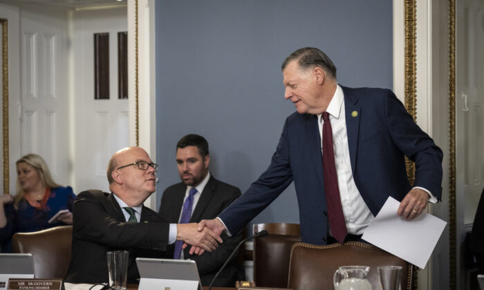 (Từ trái qua phải) thành viên cao cấp của Ủy ban Quy tắc Hạ viện Dân biểu Jim McGovern (Dân Chủ-Massachusetts) bắt tay với Chủ tịch Ủy ban Tom Cole (Cộng Hòa-Oklahoma) tại Hoa Thịnh Đốn, hôm 09/05/2023. (Ảnh: Drew Angerer/Getty Images)