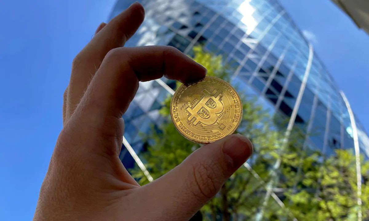 Mô hình trực quan đại diện cho mã kim Bitcoin ở London hôm 30/05/2021. (Ảnh: Edward Smith/Getty Images)