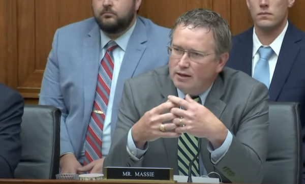 Dân biểu Thomas Massie (Cộng Hòa-Kentucky) nói tại phiên điều trần của ủy ban Hạ viện hôm 18/05/2023. (Ảnh: Ủy ban Tư pháp Hạ viện/Ảnh chụp màn hình qua The Epoch Times)