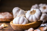 Tỏi đã được sử dụng như một loại thảo dược kỳ diệu trong hàng ngàn năm. Một số nghiên cứu đã chứng minh rằng tỏi có thể tiêu diệt vi khuẩn, đồng thời ngăn ngừa và điều trị ung thư, bệnh tim mạch và bệnh Alzheimer. (Ảnh: Marian Weyo/Shutterstock)