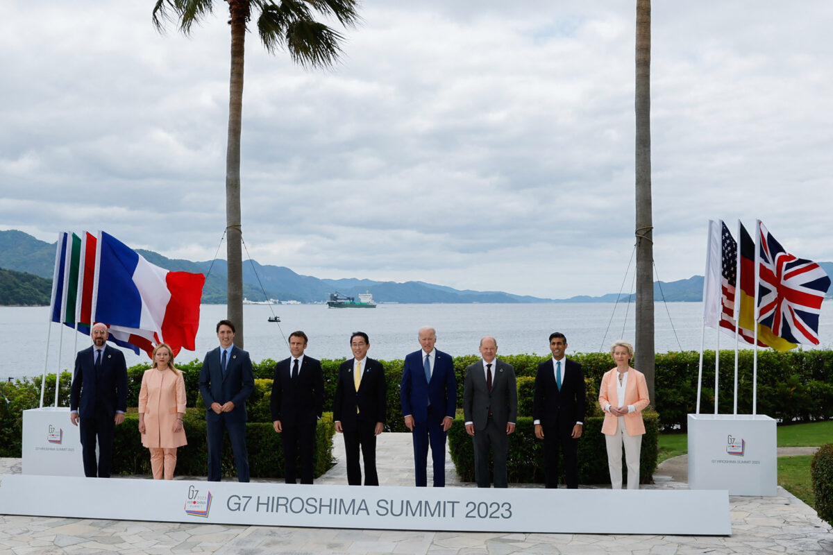 (Từ trái sang) Chủ tịch Hội đồng Âu Châu Charles Michel, Thủ tướng Ý Giorgia Meloni, Thủ tướng Canada Justin Trudeau, Tổng thống Pháp Emmanuel Macron, Thủ tướng Nhật Bản Fumio Kishida, Tổng thống Hoa Kỳ Joe Biden, Thủ tướng Đức Olaf Scholz, Thủ tướng Anh Rishi Sunak, và Chủ tịch Ủy ban Âu Châu Ursula von der Leyen tham gia chụp ảnh tập thể với các nhà lãnh đạo G-7 trước bữa trưa giữa phiên làm việc của họ về an ninh kinh tế tại khách sạn Grand Prince ở Hiroshima hôm 20/05/2023. (Ảnh: Jonathan Ernst/POOL/AFP qua Getty Images)