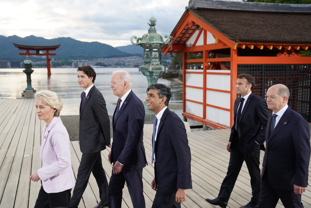 Chủ tịch Ủy ban Âu Châu Ursula von der Leyen, Thủ tướng Canada Justin Trudeau, Tổng thống Hoa Kỳ Joe Biden, Thủ tướng Anh Rishi Sunak, Tổng thống Pháp Emmanuel Macron, và Thủ tướng Đức Olaf Scholz đến chụp ảnh tập thể tại Đền Itsukushima trong khuôn khổ Hội nghị thượng đỉnh G-7 ở Hiroshima, Nhật Bản, hôm 19/05/2023. (Ảnh: Stefan Rousseau – Pool/Getty Images)