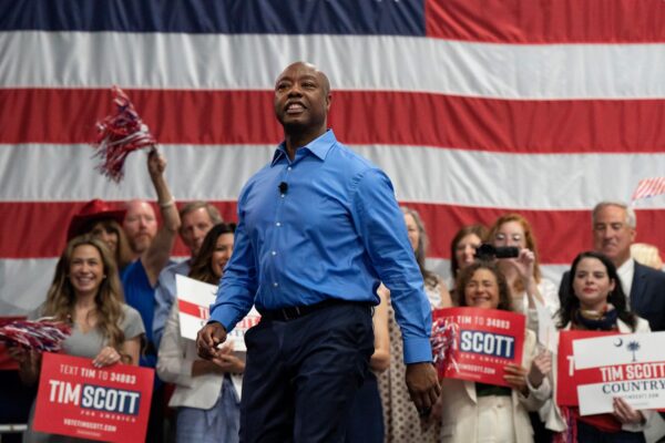Thượng nghị sĩ Hoa Kỳ Tim Scott (Cộng Hòa-South Carolina) tuyên bố tranh cử cho đề cử tổng thống của Đảng Cộng Hòa năm 2024 tại một sự kiện vận động tranh cử ở North Charleston, South Carolina, hôm 22/05/2023. (Ảnh: Allison Joyce/Getty Images)