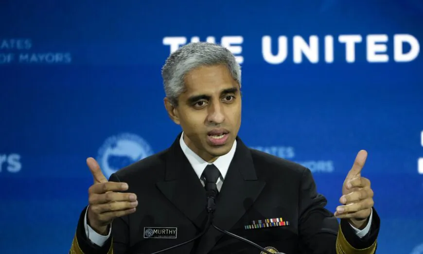 Tổng y sĩ Hoa Kỳ Vivek Murthy phát biểu trong Cuộc họp mùa đông lần thứ 91 của Hội nghị Thị trưởng Hoa Kỳ tại Washington ngày 18/01/2023. (Ảnh: Drew Angerer/Getty Images)