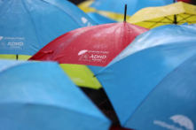 Những đứa trẻ nhảy múa với những chiếc dù trong buổi ra mắt tác phẩm nghệ thuật sắp đặt mang tên Umbrella Project, gồm 200 chiếc dùmàu sắc rực rỡ treo lơ lửng tại Phố Church ở Liverpool, Anh, vào ngày 22/06/2017. (Ảnh: Christopher Furlong/Getty Images)