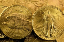 Tiền đúc sưu tầm American Double Eagle Gold Coin Liberty 1924, 20 USD, xếp chồng lên nhau. (Ảnh: Sven Sambunjak/Shutterstock)
