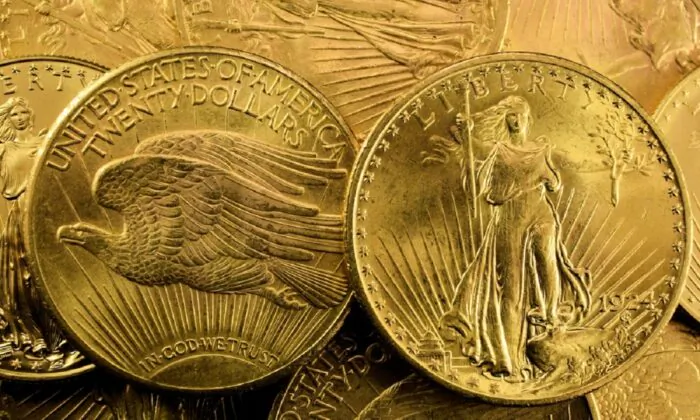 Tiền đúc sưu tầm American Double Eagle Gold Coin Liberty 1924, 20 USD, xếp chồng lên nhau. (Ảnh: Sven Sambunjak/Shutterstock)