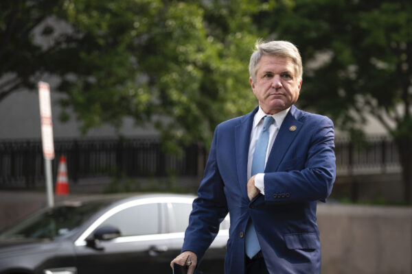 Dân biểu Michael McCaul (Cộng Hòa-Texas) đến dự một cuộc họp kín với các thành viên Đảng Cộng Hòa tại Hạ viện ở Capitol Hill, Hoa Thịnh Đốn, hôm 10/05/2023. (Ảnh: Drew Angerer/Getty Images)