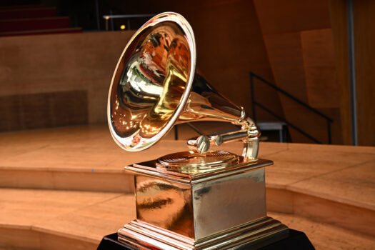 Một bức tượng GRAMMY trên sân khấu trong sự kiện “GRAMMY Di sản và Nhìn về phía trước” tại Jay Pritzker Pavilion ở thành phố Chicago, hôm 08/08/2022. (Ảnh: Daniel Boczarski/Getty Images cho The Recording Academy)