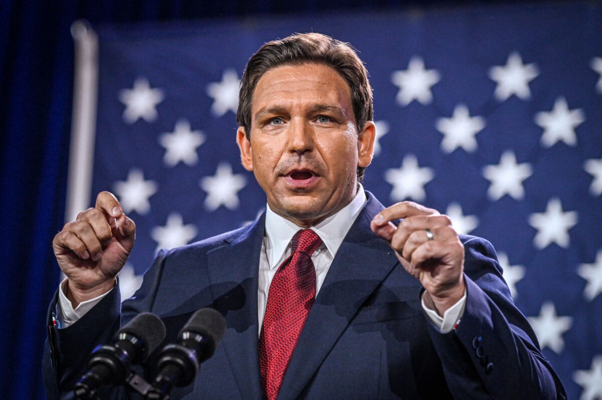 Ông Ron DeSantis diễn thuyết tại Trung tâm Hội nghị ở Tampa, Florida, hôm 08/11/2022. (Ảnh: Giorgio Viera/AFP qua Getty Images)