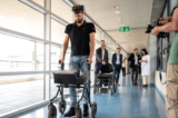 Anh Gert-Jan Oskam 40 tuổi, bị liệt sau chấn thương tủy sống đang bước đi với bộ phận cấy ghép trong cuộc họp báo ở Lausanne, Thụy Sĩ, vào ngày 23/05/2023. (Ảnh: Fabrice Coffrini/AFP qua Getty Images)