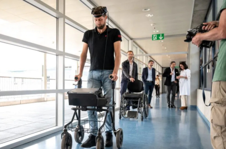 Người đàn ông bị liệt 12 năm đi lại nhờ cấy ghép não, tủy sống