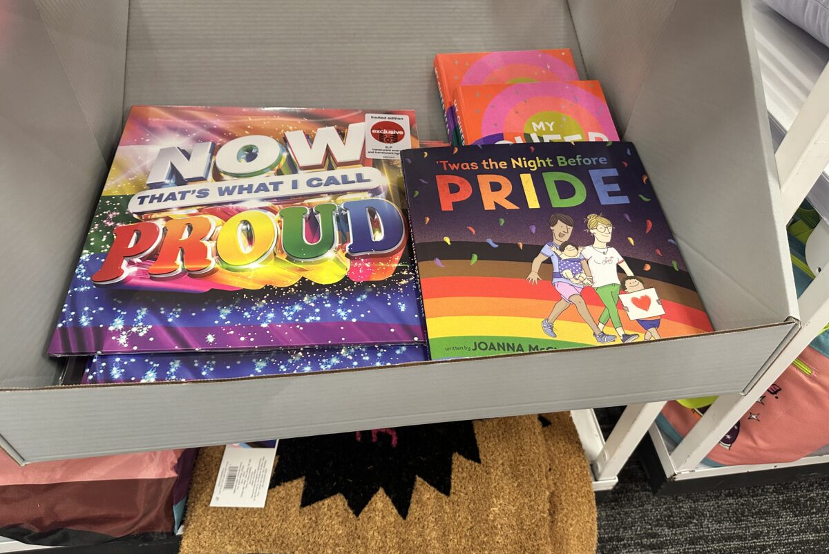 Target có cả sách dành cho trẻ em và ngôi nhà bánh quy gừng nằm trong bộ sưu tập Pride tại một cửa hàng ở Texas hôm 24/05/2023. (Ảnh: Darlene McCormick Sanchez/The Epoch Times)