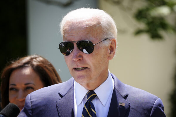 Tổng thống Joe Biden trình bày trong một sự kiện ở Rose Garden để thông báo đề cử Tham mưu trưởng Lực lượng Không quân, Tướng Charles Q. Brown làm Chủ tịch tiếp theo của Hội đồng Tham mưu trưởng Liên quân tại Tòa Bạch Ốc, ở Hoa Thịnh Đốn, hôm 25/05/2023. (Ảnh: Madalina Vasiliu/The Epoch Times)