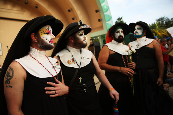 Các thành viên của tổ chức The Sisters of Perpetual Indulgence tham dự một lễ tưởng niệm ở Orlando, Florida vào ngày 19/06/2016 (Ảnh: Spencer Platt/Getty Images)