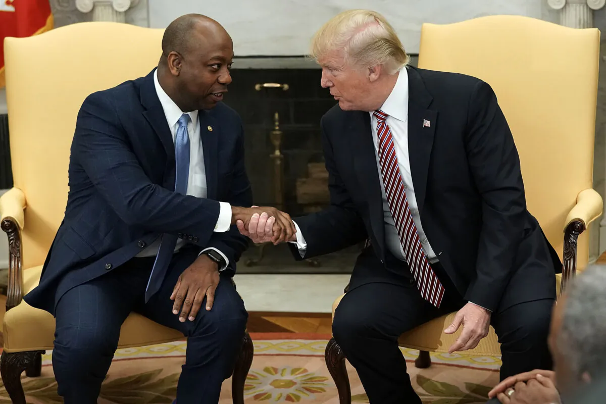 Tổng thống Hoa Kỳ Donald Trump bắt tay với Thượng nghị sĩ Tim Scott (Cộng Hòa-South Carolina) trong một buổi làm việc liên quan đến các Vùng Cơ Hội do cải tổ thuế mang lại tại Oval Office của Tòa Bạch Ốc ở Hoa Thịnh Đốn vào ngày 14/02/2018. (Ảnh: Alex Wong/Getty Images)