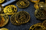 Đồng bitcoin tại Hội nghị Bitcoin 2023, ở Miami Beach, Florida, hôm 19/05/2023. (Ảnh: Marco Bello/Reuters/Ảnh tư liệu)