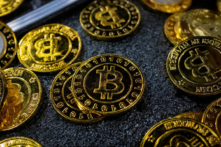 Đồng bitcoin tại Hội nghị Bitcoin 2023, ở Miami Beach, Florida, hôm 19/05/2023. (Ảnh: Marco Bello/Reuters/Ảnh tư liệu)