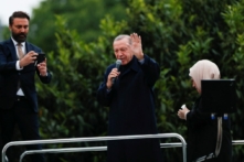 Tổng thống Thổ Nhĩ Kỳ Tayyip Erdogan diễn thuyết trước những người ủng hộ ông sau các kết quả từ cuộc thăm dò cử tri ngay sau khi bỏ phiếu trong vòng hai cuộc bầu cử tổng thống ở Istanbul, Thổ Nhĩ Kỳ, hôm 28/05/2023. (Ảnh: Murad Sezer/Reuters)