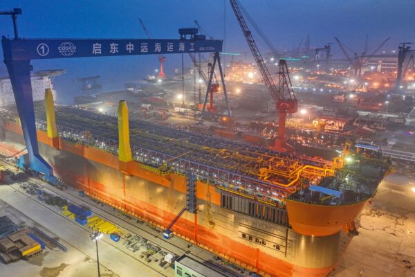 Một kho chứa và dỡ hàng nổi mới đang được đóng tại một xưởng đóng tàu ở Nam Thông, phía đông tỉnh Giang Tô của Trung Quốc, hôm 17/04/2023. (Ảnh: AFP qua Getty Images)