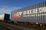 Logo của China Railway Express, một đơn vị của Tập đoàn Đường sắt Trung Quốc do nhà nước điều hành, được in ở mặt bên của các container vận chuyển tại kho chứa hàng hóa đường sắt Eurohub London của DB Cargo ở Barking, Đông London, vào ngày 18/01/2017. (Ảnh: Niklas Halle'n/AFP qua Getty Images)
