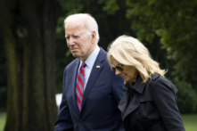 Tổng thống Joe Biden (trái) cùng Đệ nhất phu nhân Jill Biden (phải) đến South Lawn của Tòa Bạch Ốc ở Hoa Thịnh Đốn, hôm 30/05/2023. (Ảnh: Madalina Vasiliu/The Epoch Times)