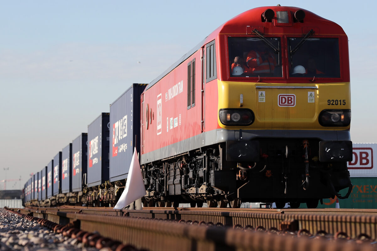 Một đầu máy xe lửa kéo các toa tàu bắt đầu hành trình từ Trung Quốc vào một nhà ga vận chuyển hàng hóa đường sắt ở Barking, Anh quốc, vào ngày 18/01/2017. (Ảnh: Dan Kitwood/Getty Images)