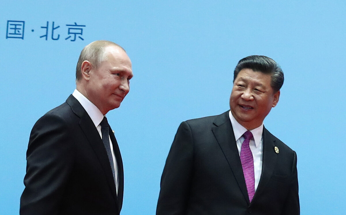 Chủ tịch Trung Quốc Tập Cận Bình (phải) và Tổng thống Nga Vladimir Putin mỉm cười trong lễ đón tiếp vào ngày cuối cùng của Diễn đàn Vành đai và Con đường ở Bắc Kinh, vào ngày 27/04/2019. (Ảnh: Valery Sharifulin/Sputnik/AFP qua Getty Images)