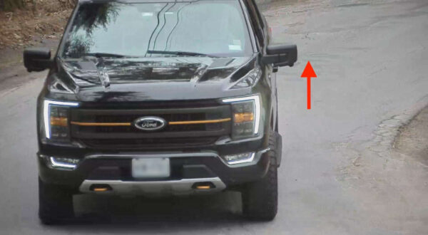 Ảnh chụp màn hình cảnh quay từ camera an ninh cho thấy những chiếc đinh ốc đang được ném ra từ cửa sổ của một chiếc xe bán tải. (Ảnh đăng dưới sự cho phép của Dragon Springs)