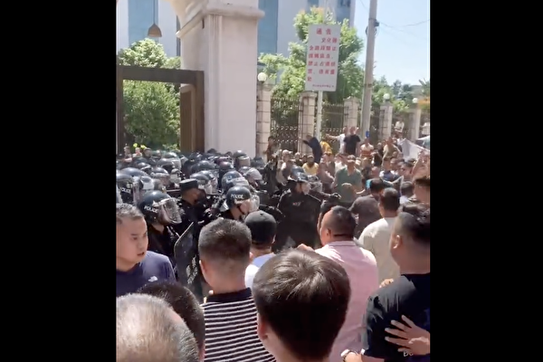 Những người biểu tình Hồi giáo Trung Quốc đối đầu với cảnh sát chống bạo động bên ngoài Nhà thờ Hồi giáo Nạp Gia Dinh ở thị trấn Ngọc Hoát, tỉnh Vân Nam, Trung Quốc, hôm 27/05/2023. (Ảnh chụp màn hình qua The Epoch Times)
