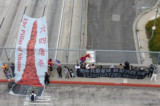 Các nhà hoạt động ủng hộ dân chủ trưng bày tấm biểu ngữ có hình bức tượng “Pillar of Shame” trên một cây cầu trong một sự kiện tưởng niệm vụ thảm sát Thiên An Môn năm 1989, ở Los Angeles, California, hôm 28/05/2023. (Ảnh: Đăng dưới sự cho phép của anh Giới Lập Kiến)