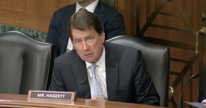 Thượng nghị sĩ Bill Hagerty (Cộng Hòa-Tennessee) nói tại phiên điều trần của Ủy ban Ngân hàng Thượng viện hôm 31/05/2023. (Ảnh: Ủy ban Ngân hàng Thượng viện/Ảnh chụp màn hình qua NTD)