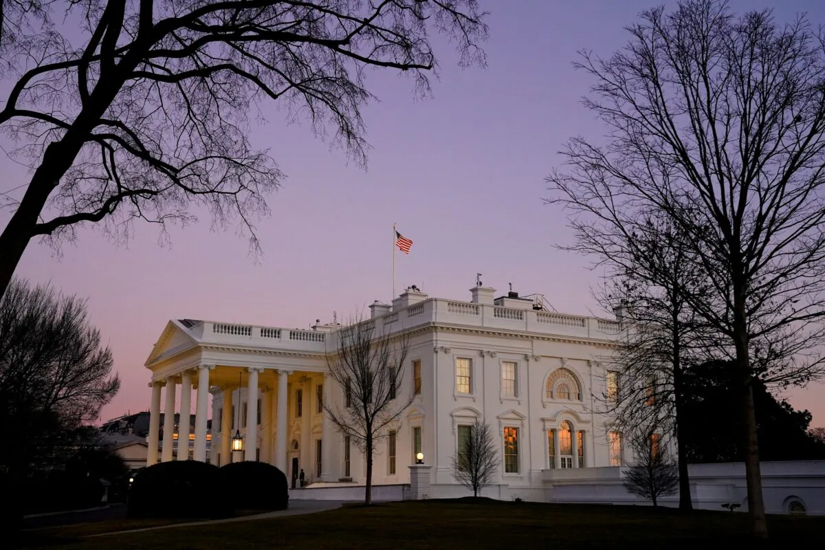 Tòa Bạch Ốc được nhìn thấy vào lúc hoàng hôn vào ngày đầu tiên nhậm chức của Tổng thống Joe Biden vào ngày 20/01/2021. (Ảnh: Erin Scott/Reuters)