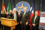 Các Thượng nghị sĩ tiểu bang Texas thuộc Đảng Cộng Hòa Paul Bettencourt (giữa), Tan Parker (thứ 3 từ trái qua) và Phó Thống đốc Đảng Cộng Hòa Dan Patrick (thứ 2 từ trái qua) đã tổ chức một cuộc họp báo tại Tòa nhà Quốc hội Texas ở Austin, Texas, hôm 14/03/2023. (Ảnh: Đăng dưới sự cho phép của Team Bettencourt)