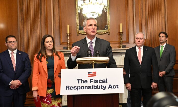 Chủ tịch Hạ viện Kevin McCarthy (Cộng Hòa-California) nói tại Điện Capitol Hoa Kỳ ở Hoa Thịnh Đốn hôm 31/05/2023. (Ảnh: Mandel Ngan/AFP qua Getty Images)