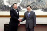 Bộ trưởng Ngoại giao Trung Quốc Tần Cương (phải) chụp ảnh với Tổng giám đốc Tesla Elon Musk tại Bắc Kinh, Trung Quốc, hôm 30/05/2023. (Ảnh: Bộ Ngoại giao Cộng hòa Nhân dân Trung Hoa qua AP)