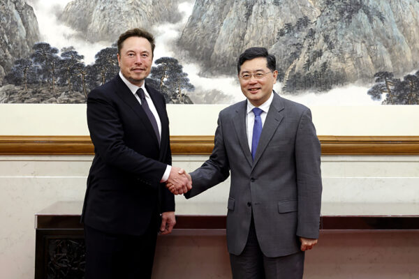 Bộ trưởng Ngoại giao Trung Quốc Tần Cương, bên phải, chụp ảnh với Giám đốc điều hành Tesla Elon Musk tại Bắc Kinh, Trung Quốc, hôm 30/05/2023. (Ảnh: Bộ Ngoại giao Cộng hòa Nhân dân Trung Hoa qua AP)
