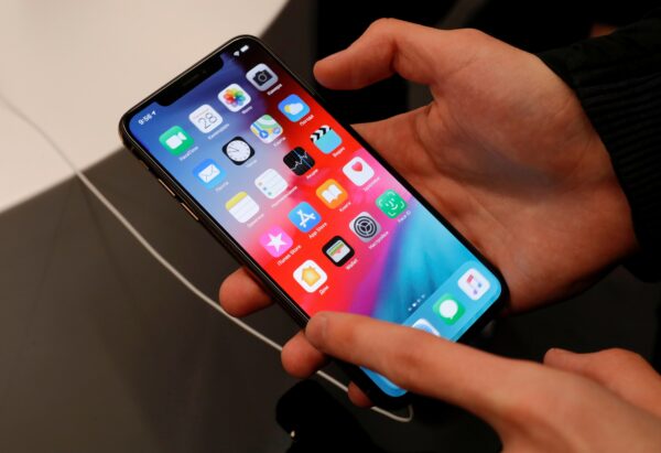Một khách hàng kiểm tra điện thoại thông minh trong buổi ra mắt đợt giảm giá iPhone XS và XS Max mới tại cửa hàng bán lẻ “re:Store” của Apple ở Moscow, vào ngày 28/09/2018. (Ảnh: Tatyana Makeyeva/Reuters)
