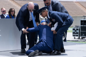 Tổng thống Biden ngã trong lễ tốt nghiệp tại Học viện Không quân, Tòa Bạch Ốc phản ứng